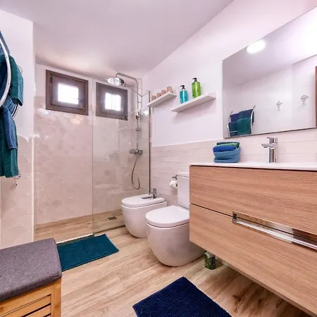 Casa Bleu 2 Floors ,2 Bedrooms ,equipped Kitchen ,balcony ,terrace And Grill Holiday home *